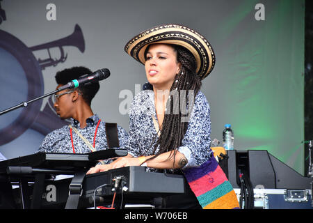 Kolumbianischen Sänger und Song-writer Angelica Lopez und ihre Band mit Elaine Wara Pianist führt auf dem La Clave Fest 2019: Kostenlose Latin Festival in London mit Live Performances tolles Essen und Trinken und schönen Menschen am Finsbury Park am 3. August 2019, London, UK. Stockfoto