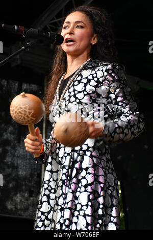 Kolumbianischen Sänger und Song-writer Angelica Lopez und ihre Band mit Elaine Wara Pianist führt auf dem La Clave Fest 2019: Kostenlose Latin Festival in London mit Live Performances tolles Essen und Trinken und schönen Menschen am Finsbury Park am 3. August 2019, London, UK. Stockfoto