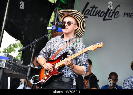 Kolumbianischen Sänger und Song-writer Angelica Lopez und ihre Band mit Elaine Wara Pianist führt auf dem La Clave Fest 2019: Kostenlose Latin Festival in London mit Live Performances tolles Essen und Trinken und schönen Menschen am Finsbury Park am 3. August 2019, London, UK. Stockfoto