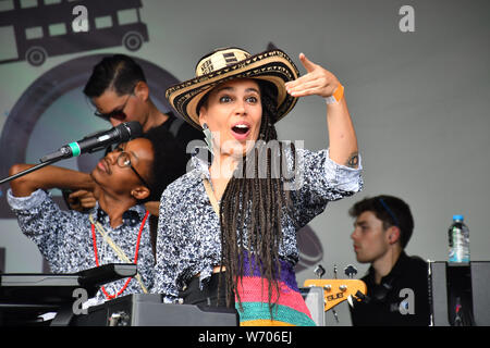 Kolumbianischen Sänger und Song-writer Angelica Lopez und ihre Band mit Elaine Wara Pianist führt auf dem La Clave Fest 2019: Kostenlose Latin Festival in London mit Live Performances tolles Essen und Trinken und schönen Menschen am Finsbury Park am 3. August 2019, London, UK. Stockfoto