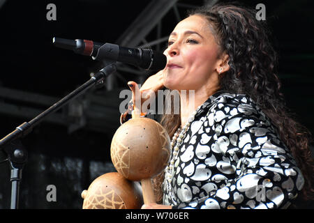 Kolumbianischen Sänger und Song-writer Angelica Lopez und ihre Band mit Elaine Wara Pianist führt auf dem La Clave Fest 2019: Kostenlose Latin Festival in London mit Live Performances tolles Essen und Trinken und schönen Menschen am Finsbury Park am 3. August 2019, London, UK. Stockfoto
