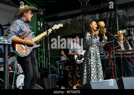 Kolumbianischen Sänger und Song-writer Angelica Lopez und ihre Band mit Elaine Wara Pianist führt auf dem La Clave Fest 2019: Kostenlose Latin Festival in London mit Live Performances tolles Essen und Trinken und schönen Menschen am Finsbury Park am 3. August 2019, London, UK. Stockfoto