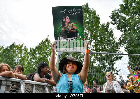 Kolumbianischen Sänger und Song-writer Angelica Lopez und ihre Band mit Elaine Wara Pianist führt auf dem La Clave Fest 2019: Kostenlose Latin Festival in London mit Live Performances tolles Essen und Trinken und schönen Menschen am Finsbury Park am 3. August 2019, London, UK. Stockfoto