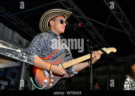 Kolumbianischen Sänger und Song-writer Angelica Lopez und ihre Band mit Elaine Wara Pianist führt auf dem La Clave Fest 2019: Kostenlose Latin Festival in London mit Live Performances tolles Essen und Trinken und schönen Menschen am Finsbury Park am 3. August 2019, London, UK. Stockfoto