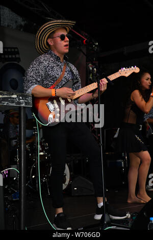 Kolumbianischen Sänger und Song-writer Angelica Lopez und ihre Band mit Elaine Wara Pianist führt auf dem La Clave Fest 2019: Kostenlose Latin Festival in London mit Live Performances tolles Essen und Trinken und schönen Menschen am Finsbury Park am 3. August 2019, London, UK. Stockfoto