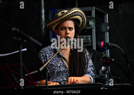 Kolumbianischen Sänger und Song-writer Angelica Lopez und ihre Band mit Elaine Wara Pianist führt auf dem La Clave Fest 2019: Kostenlose Latin Festival in London mit Live Performances tolles Essen und Trinken und schönen Menschen am Finsbury Park am 3. August 2019, London, UK. Stockfoto