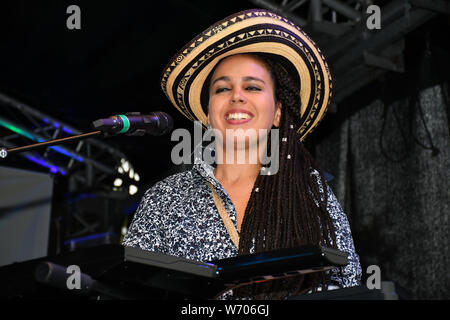 Kolumbianischen Sänger und Song-writer Angelica Lopez und ihre Band mit Elaine Wara Pianist führt auf dem La Clave Fest 2019: Kostenlose Latin Festival in London mit Live Performances tolles Essen und Trinken und schönen Menschen am Finsbury Park am 3. August 2019, London, UK. Stockfoto