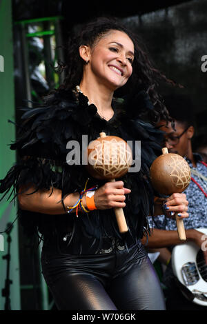 Kolumbianischen Sänger und Song-writer Angelica Lopez und ihre Band mit Elaine Wara Pianist führt auf dem La Clave Fest 2019: Kostenlose Latin Festival in London mit Live Performances tolles Essen und Trinken und schönen Menschen am Finsbury Park am 3. August 2019, London, UK. Stockfoto