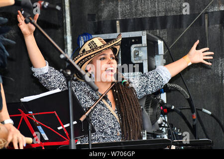 Kolumbianischen Sänger und Song-writer Angelica Lopez und ihre Band mit Elaine Wara Pianist führt auf dem La Clave Fest 2019: Kostenlose Latin Festival in London mit Live Performances tolles Essen und Trinken und schönen Menschen am Finsbury Park am 3. August 2019, London, UK. Stockfoto