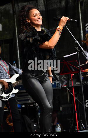 Kolumbianischen Sänger und Song-writer Angelica Lopez und ihre Band mit Elaine Wara Pianist führt auf dem La Clave Fest 2019: Kostenlose Latin Festival in London mit Live Performances tolles Essen und Trinken und schönen Menschen am Finsbury Park am 3. August 2019, London, UK. Stockfoto