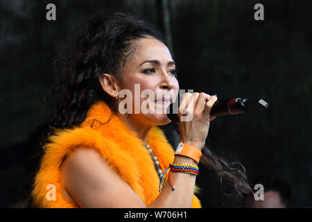 Kolumbianischen Sänger und Song-writer Angelica Lopez und ihre Band mit Elaine Wara Pianist führt auf dem La Clave Fest 2019: Kostenlose Latin Festival in London mit Live Performances tolles Essen und Trinken und schönen Menschen am Finsbury Park am 3. August 2019, London, UK. Stockfoto