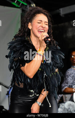 Kolumbianischen Sänger und Song-writer Angelica Lopez und ihre Band mit Elaine Wara Pianist führt auf dem La Clave Fest 2019: Kostenlose Latin Festival in London mit Live Performances tolles Essen und Trinken und schönen Menschen am Finsbury Park am 3. August 2019, London, UK. Stockfoto