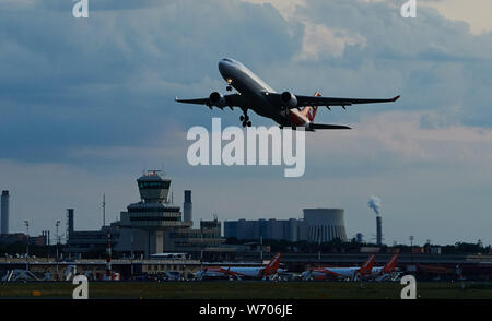 Berlin, Deutschland. 03 Aug, 2019. Ein Flugzeug hebt ab Flughafen Tegel. Quelle: Annette Riedl/dpa/Alamy leben Nachrichten Stockfoto