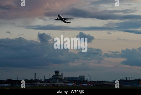 Berlin, Deutschland. 03 Aug, 2019. Ein Flugzeug hebt ab Flughafen Tegel. Quelle: Annette Riedl/dpa/Alamy leben Nachrichten Stockfoto