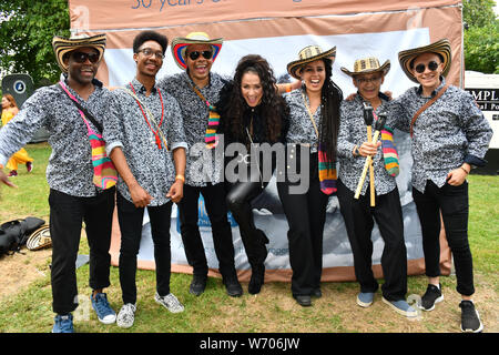 Kolumbianischen Sänger und Song-writer Angelica Lopez und ihre Band mit Elaine Wara Pianist führt auf dem La Clave Fest 2019: Kostenlose Latin Festival in London mit Live Performances tolles Essen und Trinken und schönen Menschen am Finsbury Park am 3. August 2019, London, UK. Stockfoto