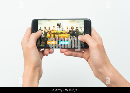 Samara, Russland-07, 29, 2019: ein junger Kerl spielt eine PUBG Spiel auf dem Iphone 8 Plus. Teenager hält ein Handy in der Hand mit einem Spiel PlayerUnknown's Bat Stockfoto