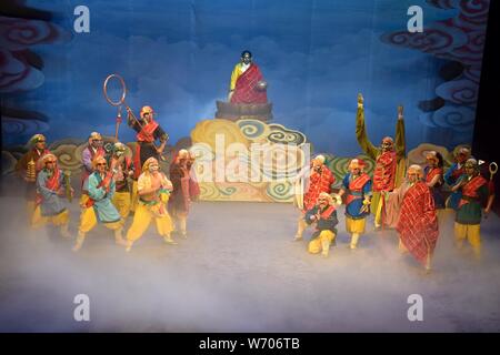 Kanton, China - ca. Juli 2019: tathāgata Buddha und 18 Arhats in Monkey King Chaos, der in den Himmeln ist. Stockfoto