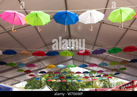 Verschiedene Farben hängen Regenschirme auf Porcijunkulovo2019 Stockfoto