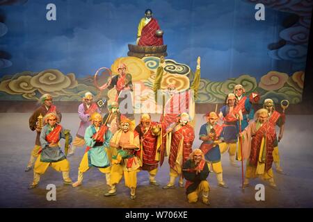 Kanton, China - ca. Juli 2019: tathāgata Buddha und 18 Arhats in Monkey King Chaos, der in den Himmeln ist. Stockfoto