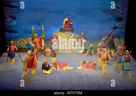 Kanton, China - ca. Juli 2019: tathāgata Buddha und 18 Arhats in Monkey King Chaos, der in den Himmeln ist. Stockfoto