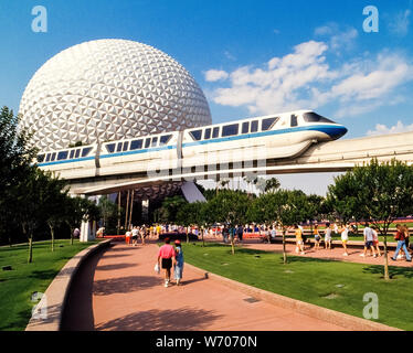 Ein Walt Disney World Monorail Bahn gleitet über den Besuchern zu einem riesigen geodätische Kugel namens Raumschiff Erde, dass ist das Symbol von Epcot, einer von vier Themenparks innerhalb der Welt-berühmten Disney Freizeitpark in der Nähe von Orlando in Florida, USA. Epcot ist die Abkürzung für experimentellen Prototyp Gemeinschaft von morgen und war ursprünglich geplant, eine utopische Stadt zu sein. Es hat jedoch in zwei thematische Bereiche: Welt der Zukunft, die Wissenschaft und Technologie und World Showcase mit dem Lebensstil von 11 verschiedenen Ländern entwickelt. Seit der Eröffnung im Jahr 1971, Disney World hat eine amerikanische Ikone geworden. Stockfoto