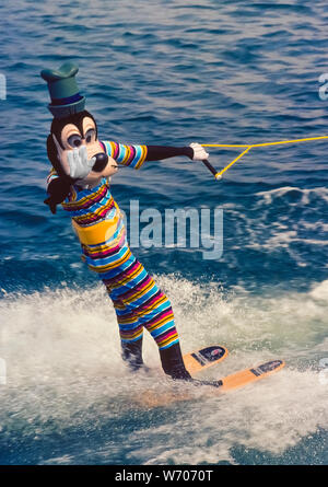 Goofy, einer der bekanntesten Walt Disney's Animal Zeichentrickfiguren, führt auf Wasserskiern für Besucher im Walt Disney World, dem berühmten Vergnügungspark in der Nähe von Orlando, Florida, USA. In den 1930er Jahren für Disney Zeichentrickfilme erstellt, Goofy ist ein hohes, menschlich-wie Hund, der ein enger Freund von Micky Maus und Donald Duck. Seit der Eröffnung im Jahr 1971, Disney World hat ein Symbol der amerikanischen Kultur geworden und ist heute die beliebteste Urlaubsort in der Welt mit mehr als 52 Millionen Besucher jährlich. Stockfoto