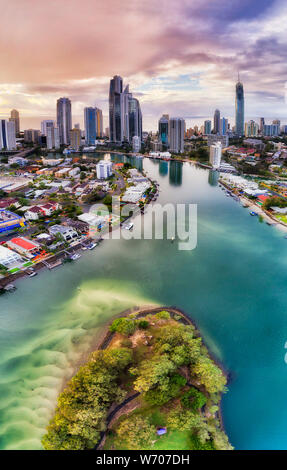 Vertikale Panorama in Richtung hoch aufragenden Türmen von Surfers Paradise in der australischen Gold Coast von Kanälen und Flüssen mit entfernten Pazifik während des s Stockfoto