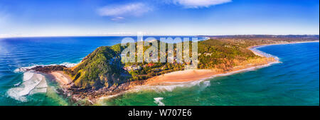 Byron Bay Landspitze mit weißen famours Leuchtturm an der Spitze der meisten Eatern Punkt des australischen Festlandes an einem sonnigen Tag in weiten Antenne Panorama über Stockfoto