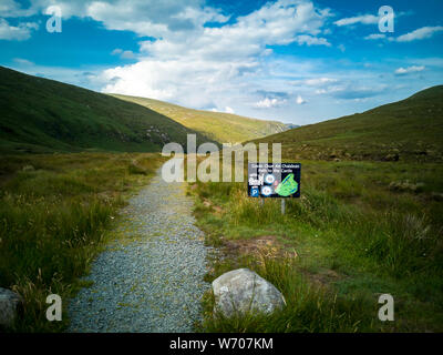 GLENVEAG/IRLAND - 02 AUGUST 2019: Dieser Weg führt zu den Castle und Loch in der Glenveagh National Park, County Donegal Stockfoto