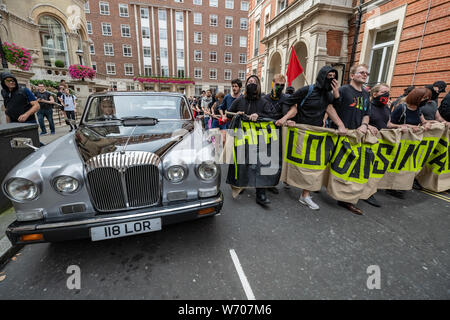 London, Großbritannien. 3. August 2019. Antifaschisten Zusammentreffen mit Polizei, während gegen den Protest der "Freien Tommy Robinson" Demonstration. Polizei verhaftet 24 während einer Kundgebung zur Unterstützung der Inhaftierten Tommy Robinson, realen Namen Stephen Yaxley-Lennon, die letzten Monat zu neun Monaten Haft verurteilt wurde, nachdem schuldig in der Missachtung des Gerichts gefunden wird. Counter-Demonstranten, darunter antifaschistische Aktivisten und Der anti-rassistische Gruppe: Aufstehen gegen Rassismus, die pro-Robinson Demonstranten mit Protest Gruppen abgesehen von Polizei hielt dagegen. Credit: Guy Corbishley/Alamy leben Nachrichten Stockfoto