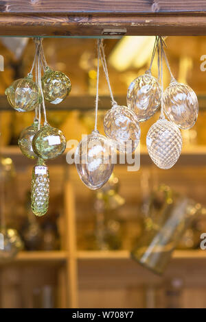 Weihnachten Tannenzapfen und Kugeln Dekoration in einer Straße böhmisches Kristall Souvenir shop. Prag, Tschechische Republik. Close Up, selektive konzentrieren. Stockfoto