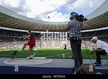 Berlin, Deutschland. 03 Aug, 2019. Leichtathletik: Deutsche Meisterschaften im Olympiastadion, Männer, geschossen - setzen: ein TV-Kameramann filmt. Quelle: Michael Kappeler/dpa/Alamy leben Nachrichten Stockfoto