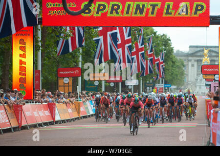 London, Großbritannien. 3. August 2019. Frauen Reiter nehmen an den aufsichtsrechtlichen RideLondon Classique mit Start und Ziel auf der Mall. 16 der Top Teams Rennen der Welt 20 Runden eines 3.4Km Strecke rund um die St. James's Park und Constitution Hill über eine Distanz von 68 Km. Als einer der Top Frauen UCI Weltreise Ereignisse geordnet, Preisgeld ist die höchste jemals für eine der Frauen Tag Rennen, gleich, dass eines Tages die Männer Rennen am nächsten Tag, die aufsichtsrechtlichen Fahrt London-Surrey Klassiker. Credit: Quan Van/Alamy leben Nachrichten Stockfoto