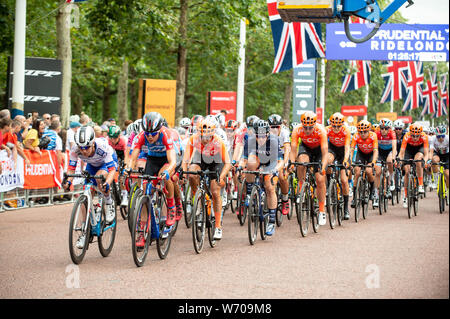 London, Großbritannien. 3. August 2019. Frauen Reiter nehmen an den aufsichtsrechtlichen RideLondon Classique mit Start und Ziel auf der Mall. 16 der Top Teams Rennen der Welt 20 Runden eines 3.4Km Strecke rund um die St. James's Park und Constitution Hill über eine Distanz von 68 Km. Als einer der Top Frauen UCI Weltreise Ereignisse geordnet, Preisgeld ist die höchste jemals für eine der Frauen Tag Rennen, gleich, dass eines Tages die Männer Rennen am nächsten Tag, die aufsichtsrechtlichen Fahrt London-Surrey Klassiker. Credit: Quan Van/Alamy leben Nachrichten Stockfoto