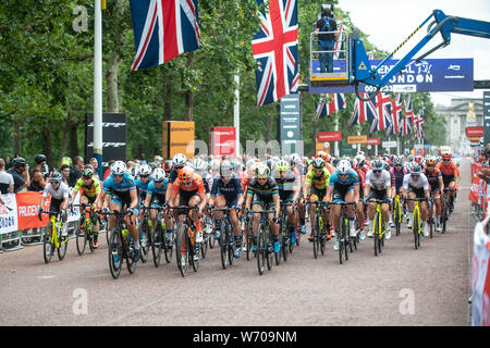 London, Großbritannien. 3. August 2019. Frauen Reiter nehmen an den aufsichtsrechtlichen RideLondon Classique mit Start und Ziel auf der Mall. 16 der Top Teams Rennen der Welt 20 Runden eines 3.4Km Strecke rund um die St. James's Park und Constitution Hill über eine Distanz von 68 Km. Als einer der Top Frauen UCI Weltreise Ereignisse geordnet, Preisgeld ist die höchste jemals für eine der Frauen Tag Rennen, gleich, dass eines Tages die Männer Rennen am nächsten Tag, die aufsichtsrechtlichen Fahrt London-Surrey Klassiker. Credit: Quan Van/Alamy leben Nachrichten Stockfoto