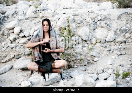 Schöne Frau meditieren in der Natur. Stockfoto