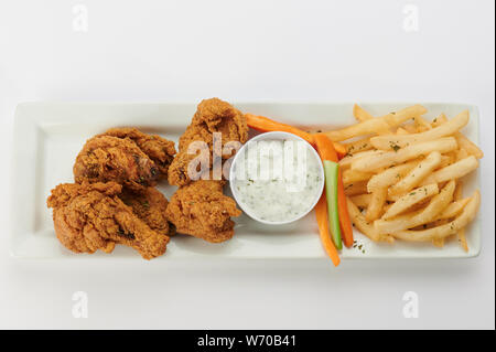 Gebratenes Huhn mit Sauce und Pommes frites über der Ansicht von oben Stockfoto