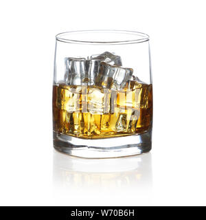 Ein Wasserglas von Scotch mit Eis Felsen isoliert auf weißem Stockfoto