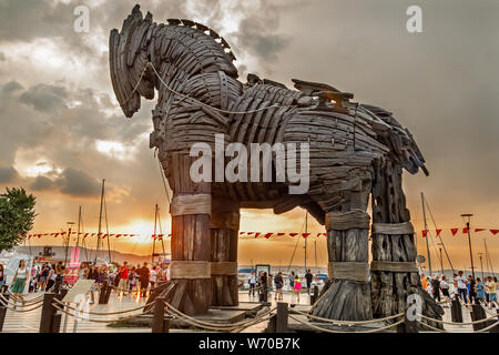 Canakkale/Türkei - vom 14. Juli 2019: Symbolische Holz- Trojanisches Pferd Statue in Trabzon Zentrum der hölzernen Trojanische Pferd in den 2004 'Troy' Film verwendet Stockfoto