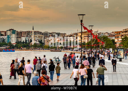 Canakkale/Türkei - vom 14. Juli 2019: Menschen im täglichen Leben am Meer in Canakkale city center Stockfoto