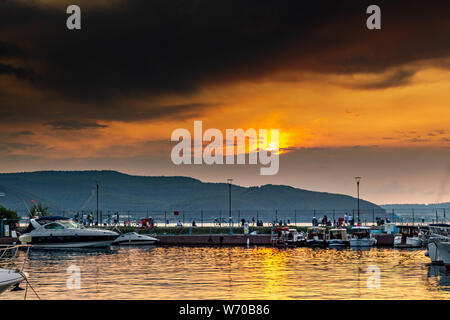 Canakkale/Türkei - vom 14. Juli 2019: Canakkale Stadtzentrum Hafen bei Sonnenuntergang Stockfoto