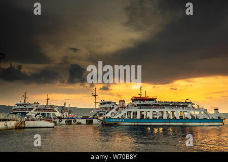 Canakkale/Türkei - vom 14. Juli 2019: Canakkale - Fährhafen Eceabat Auto bei Sonnenuntergang Stockfoto