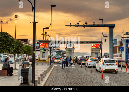 Canakkale/Türkei - vom 14. Juli 2019: Canakkale auto Fähre hafen fahrzeug Tür Stockfoto