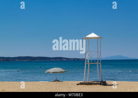 Strand Rettungsschwimmer Turm am Sandstrand Stockfoto