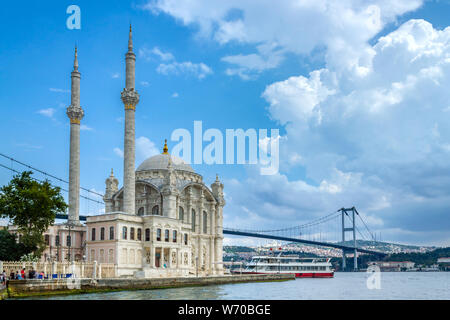 Istanbul Landschaft. In Istanbul populer touristische Destination Ortaköy Moschee und den Bosporus Brücke anzeigen. Bewölkter Himmel im Sommer Tag Stockfoto