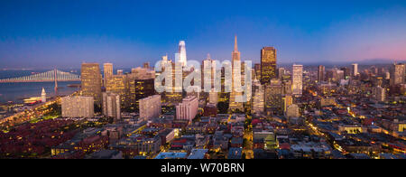 Luftaufnahme von San Francisco Skyline in der Dämmerung, Kalifornien, USA, Kalifornien, USA Stockfoto