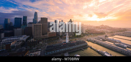 Luftaufnahme von San Francisco Skyline und dem Ferry Building bei Sonnenuntergang, Kalifornien, USA Stockfoto