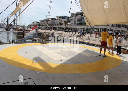 Rainbow Warrior III von Greenpeace Flaggschiff entschieden, La Rochelle als eine der beiden Skalen auf der atlantischen Küste: An: Planet von globalen Warnung speichern Stockfoto
