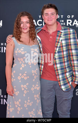 HOLLYWOOD, CA - 01. August: Maxwell Acee Donovan kommt für die Premiere von Twentieth Century Fox's "The Art Of Racing In The Rain" am El Capitan hielt die Stockfoto