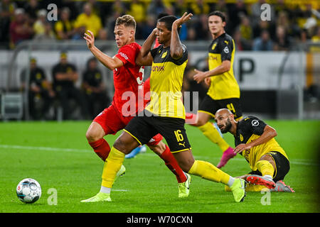 Joshua Kimmich von Bayern München (L) und Manuel Akanji von Borussia Dortmund (R) in Aktion während der Deutschland Finale 2019 Match zwischen Borussia Dortmund und Bayern München (Endstand: 2:0 Borussia Dortmund Bayern München) Stockfoto